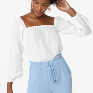 A Blusa Branca de Manga é uma peça clássica e versátil, essencial para mulheres que desejam conforto, elegância e praticidade. Ideal para produções casuais, office wear ou combinações fashionistas, esta blusa é fácil de combinar e se adapta a diversas ocasiões.