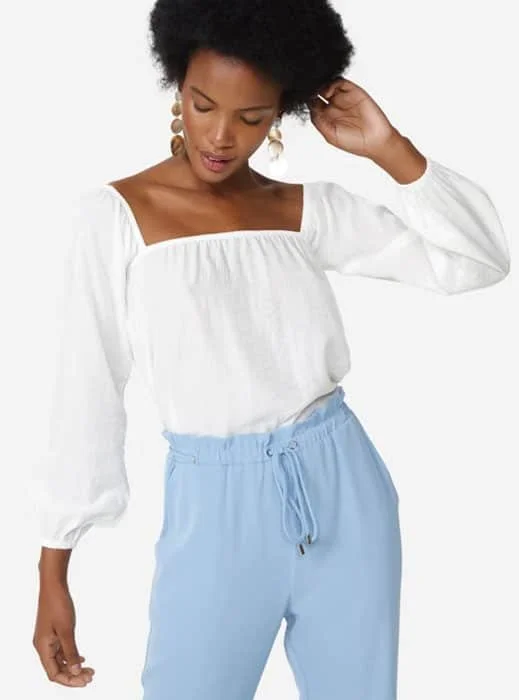 A Blusa Branca de Manga é uma peça clássica e versátil, essencial para mulheres que desejam conforto, elegância e praticidade. Ideal para produções casuais, office wear ou combinações fashionistas, esta blusa é fácil de combinar e se adapta a diversas ocasiões.